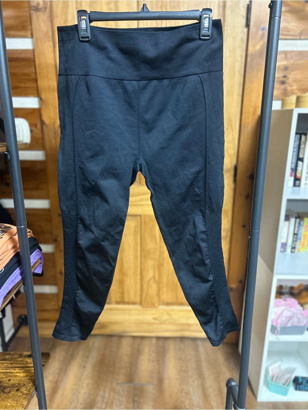 Women’s Fabletics active Capri leggings with calf detail